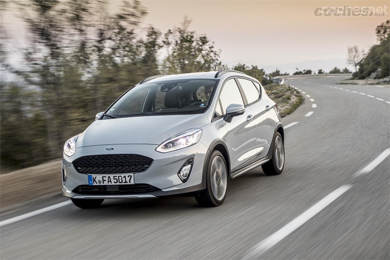 El Ford Fiesta Active es la variante crossover de la gama Fiesta. Se distingue por sus raíles de techo, marcados pasos de rueda y algo más de altura libre al suelo.