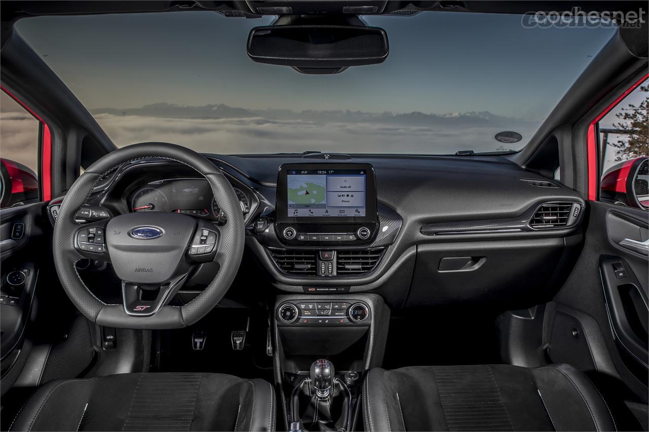 El interior guarda el diseño conocido en la última generación del Ford Fiesta, pero con pequeños cambios destinados a potenciar el estilo deportivo. 