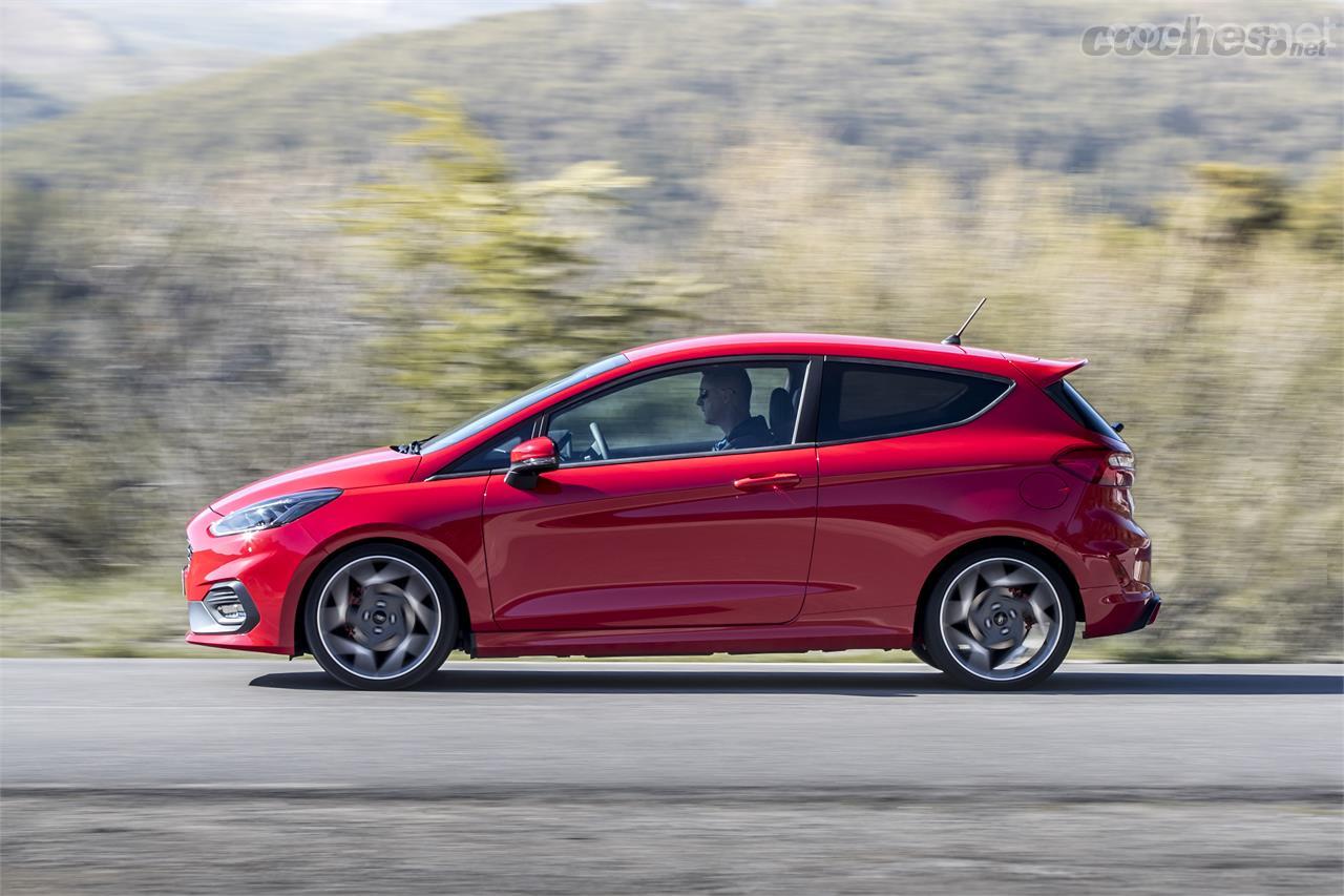 El Ford Fiesta ST mejora las aptitudes de la anterior versión deportiva del Fiesta, ya de por sí notables.