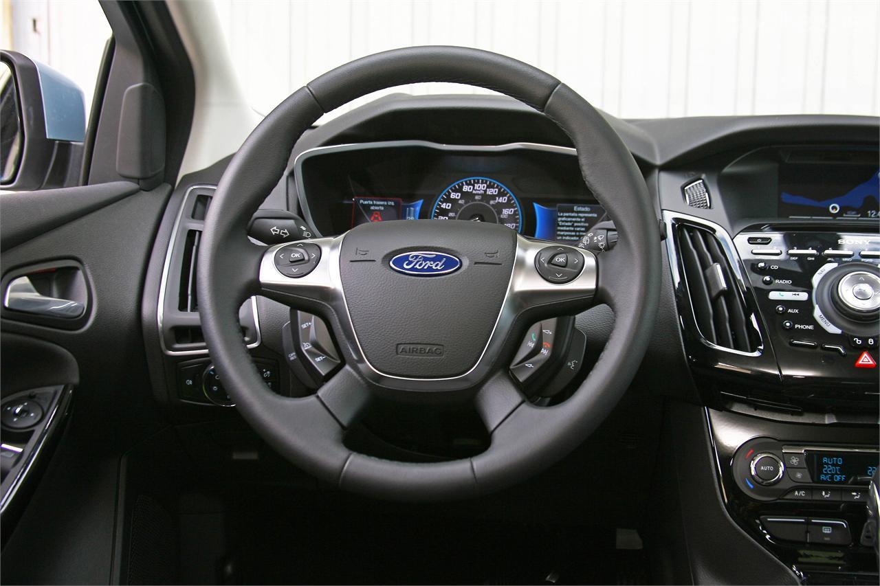 El diseño interior de este Ford Focus Eléctric se corresponde al del Focus de 2011, no incluye el restyling que modifica, por ejemplo, la excesiva botonería de la consola central. 