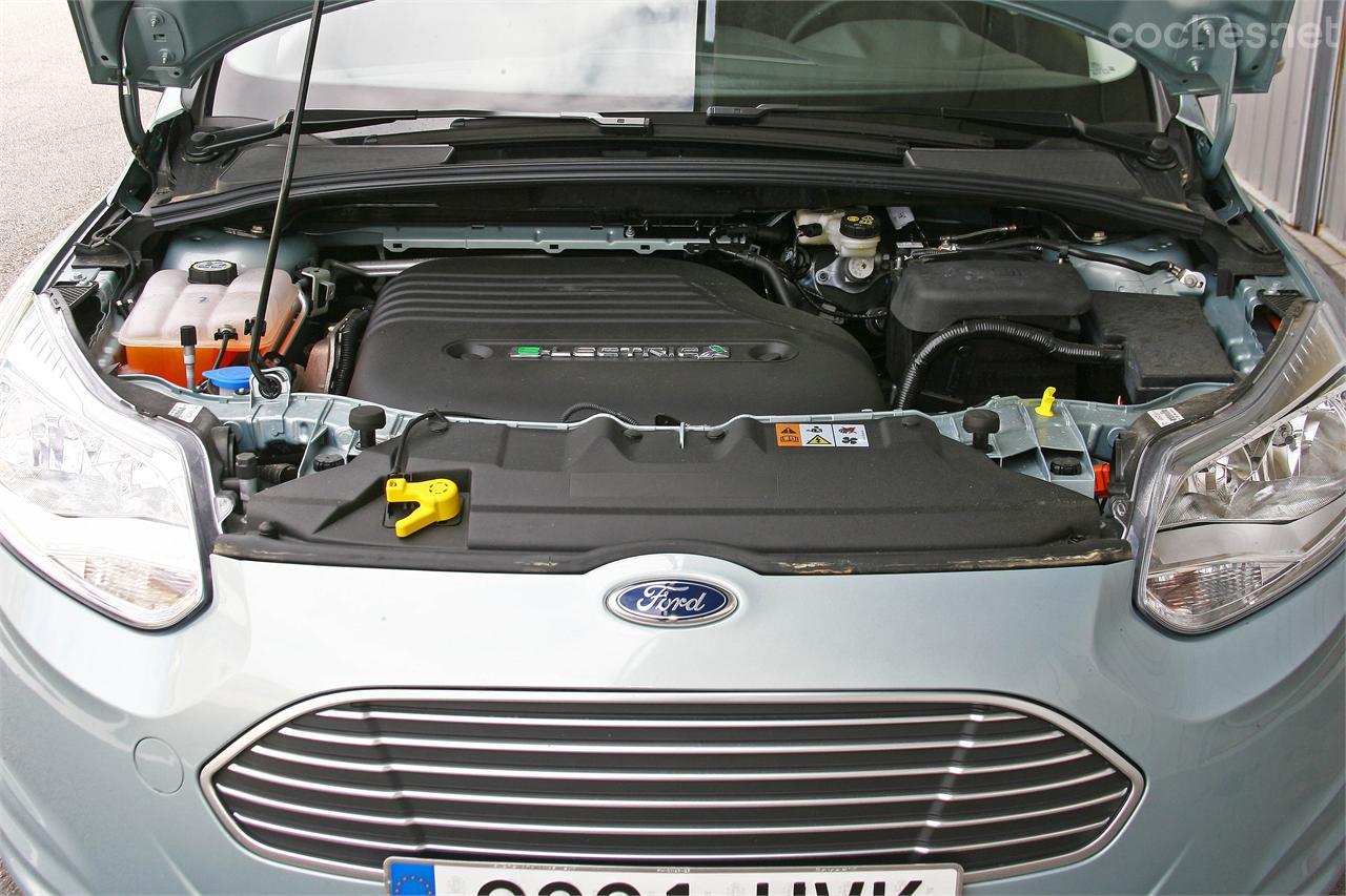 Bajo el capó de este coche hay un motor eléctrico, aunque no lo parezca. 