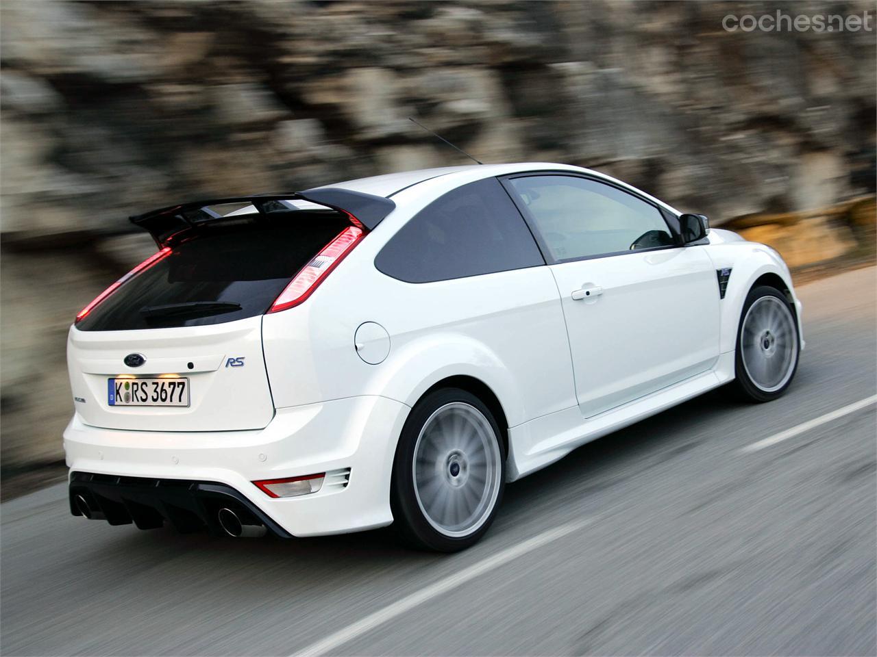 En 2008 el segundo Focus RS llegaba con un motor de 5 cilindros en línea y 2,5 litros de cilindrada para ofrecer 305 CV.