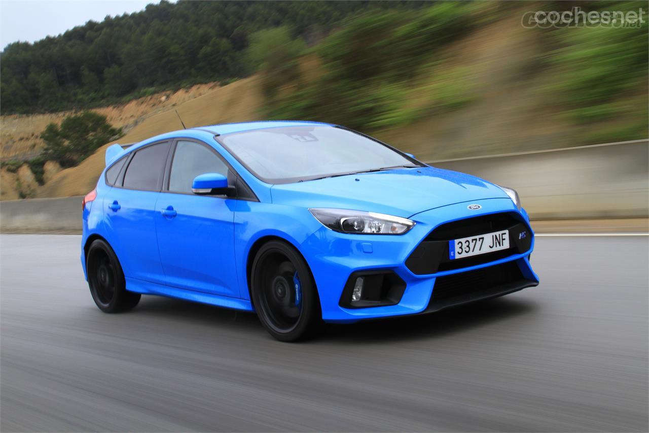 Después del Honda Civic, el Ford Focus RS es el modelo más espectacular del comparativo estéticamente. La combinación del color azul y las llantas en negro le sienta muy bien.