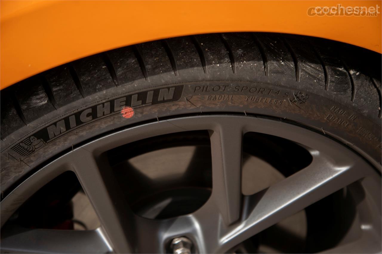 De serie monta unos neumáticos Michelin Pilot Sport 4 S, unas gomas que también equipan algunos superdeportivos.