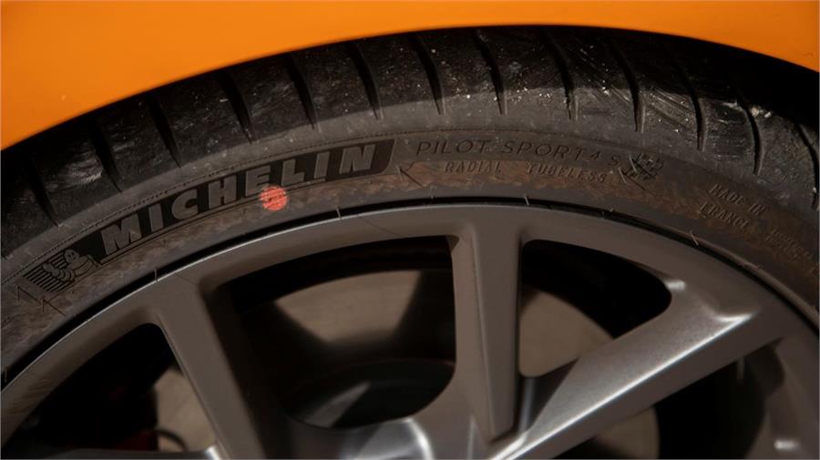 De serie monta unos neumáticos Michelin Pilot Sport 4 S, unas gomas que también equipan algunos superdeportivos.