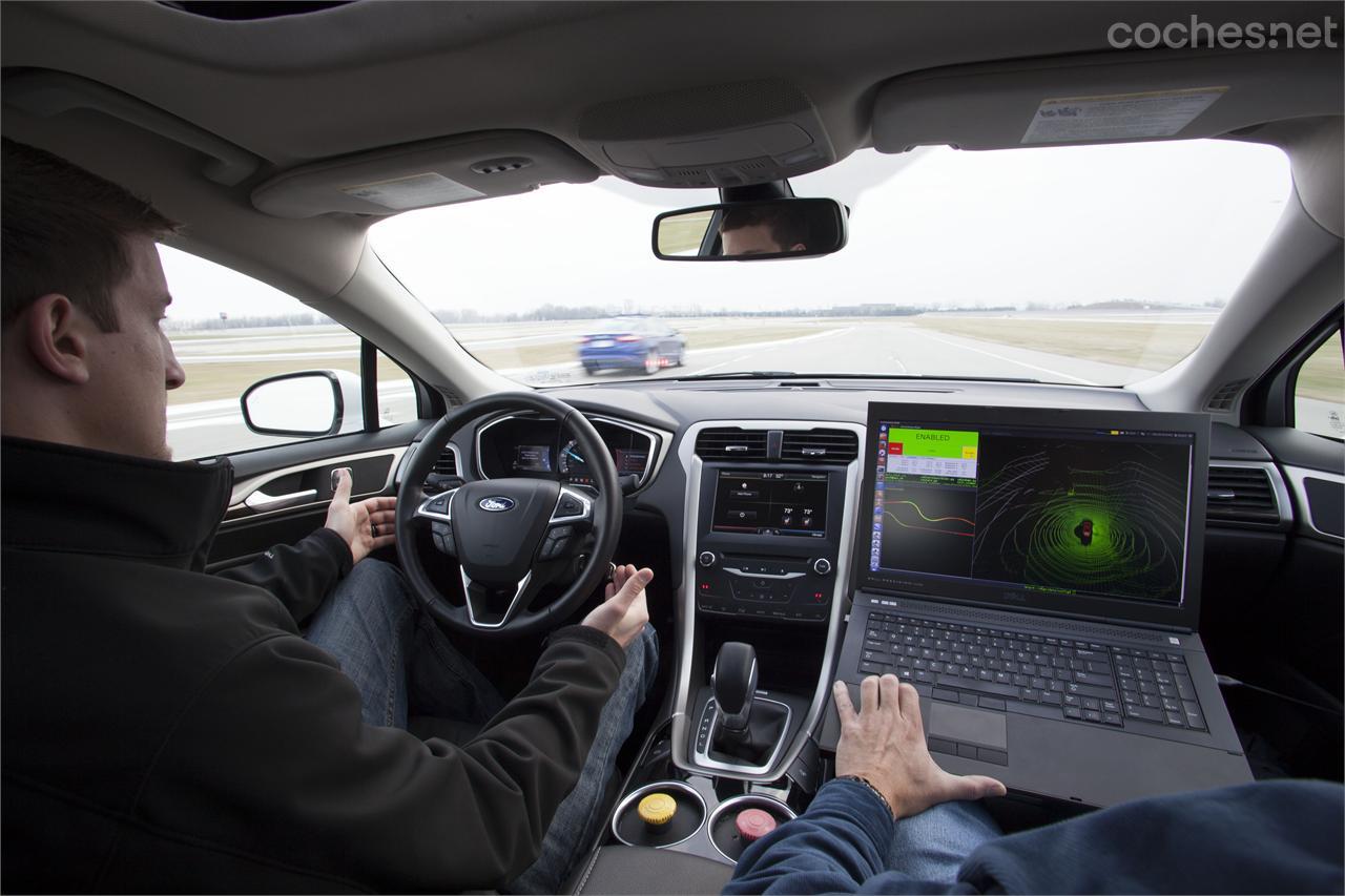 Ford ya está experimentando con el Ford Fusion Híbrido Automatizado en entornos controlados. El objetivo es tener lista esta tecnología para 2025.