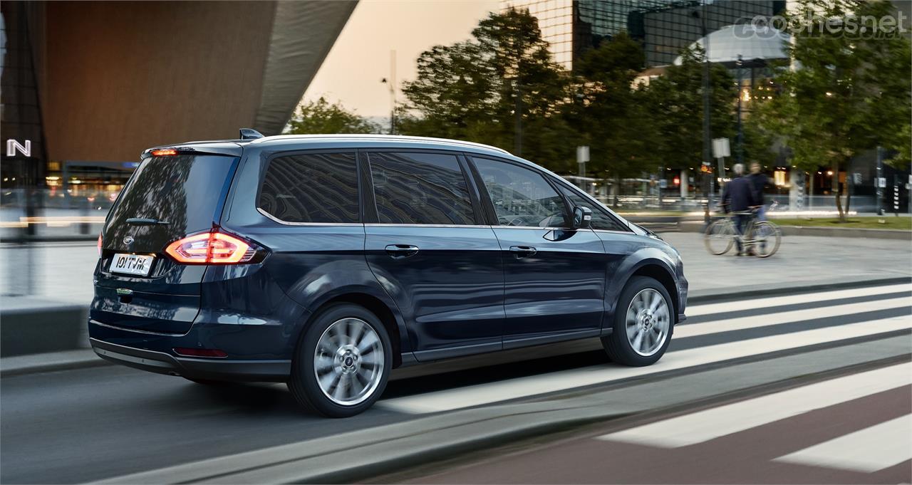 El Ford Galaxy, un coche del que apenas se venden unidades en España, es uno de los pocos monovolúmenes grandes que quedan en el mercado con siete auténticas plazas.