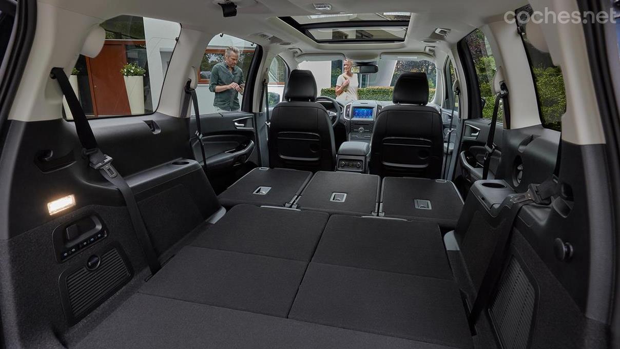 FORD Galaxy - This is the trunk of the Ford Galaxy with all the backrests folded down. 