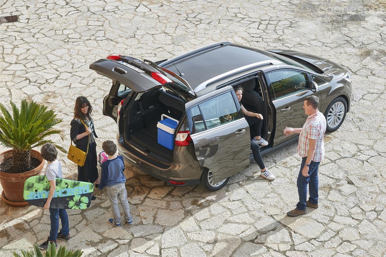 El Grand C-Max cuenta con puertas laterales deslizantes para mejorar el acceso a la segunda y tercera fila.