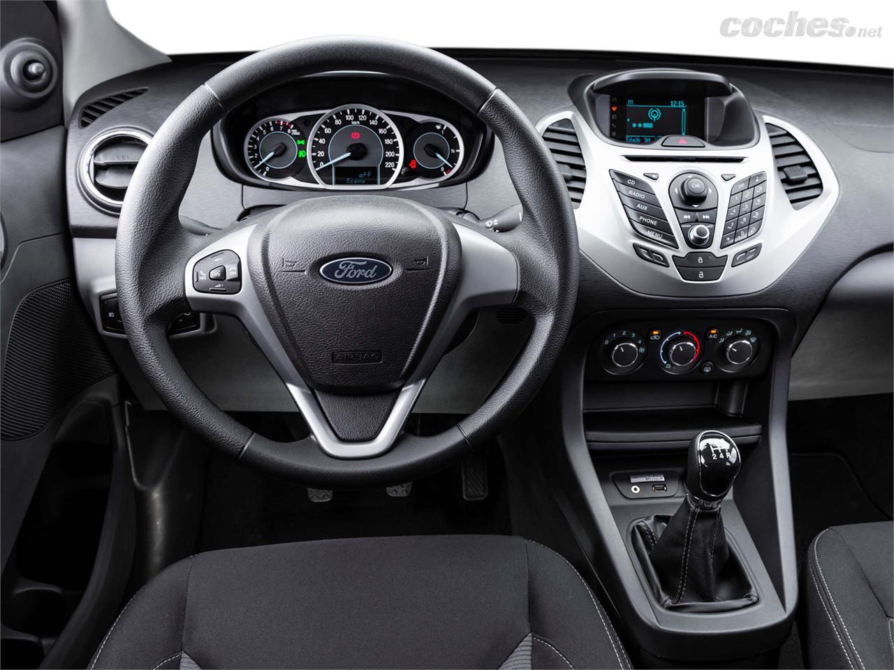 En su interior encontramos unos acabados parecidos a los que conocemos en el Ecosport, un SUV con el que el nuevo Ka+ comparte gran número de componentes.