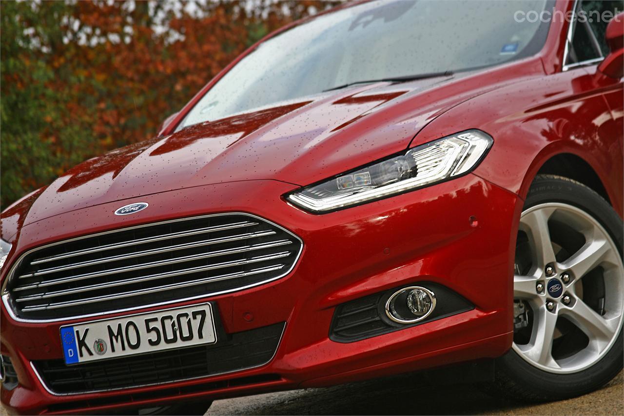 El nuevo frontal propone una parrilla muy parecida a la del Focus y Fiesta. Los faros estilizados son parecidos a los del nuevo Ford Mustang.