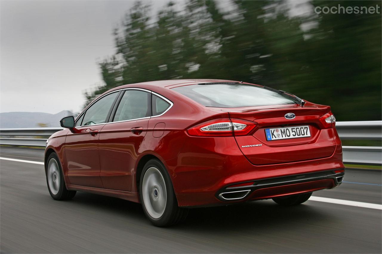 La autopista es el medio natural de este Mondeo. Es un coche para dejarse llevar y disfrutar de los viajes con total comodidad.