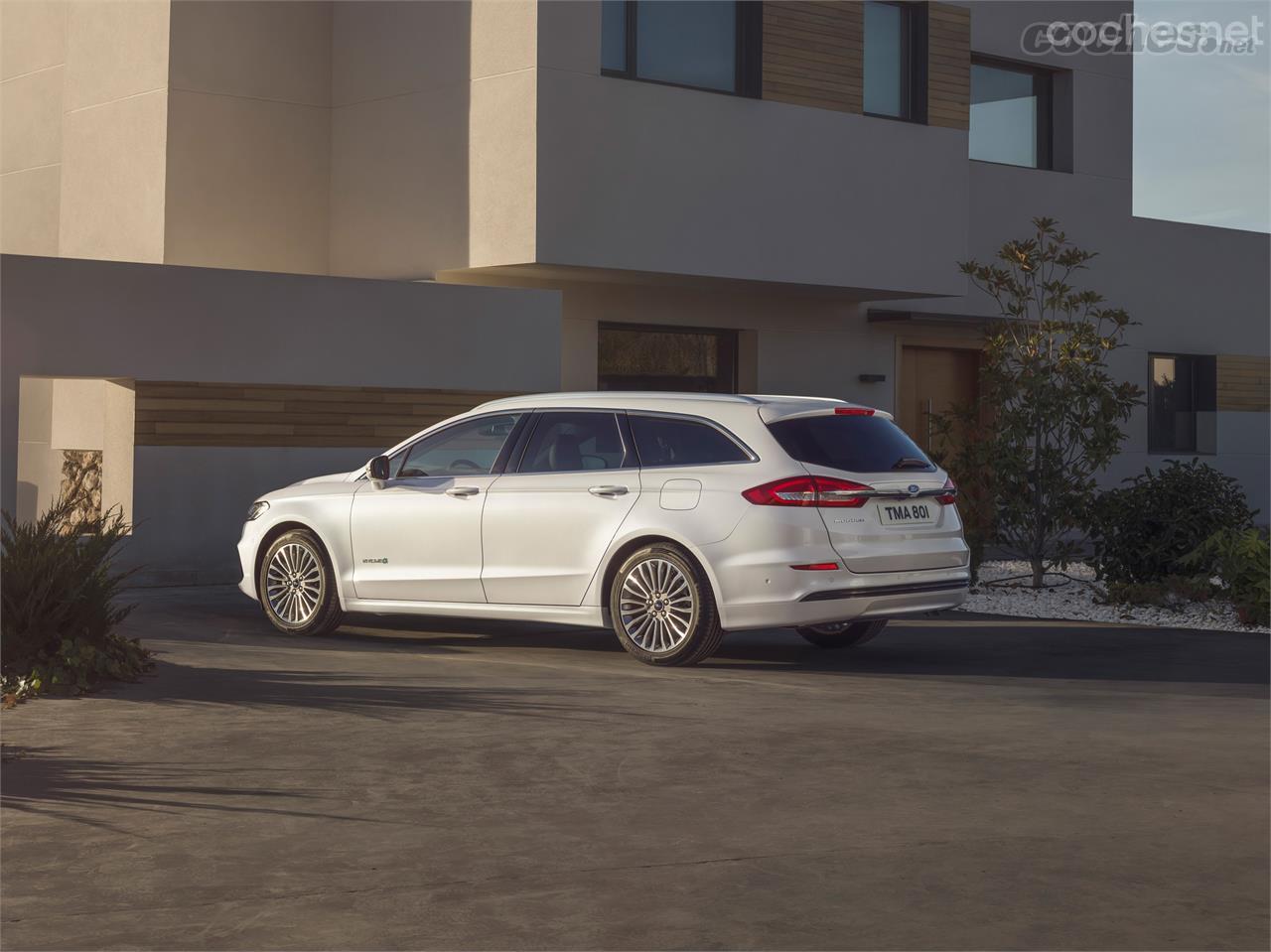 El Mondeo Hybrid está -por fin- disponible con carrocería familiar.