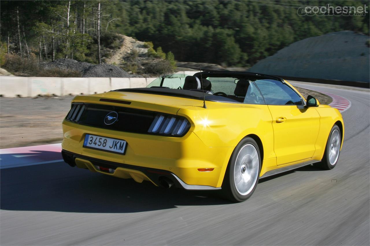 El Mustang está disponible en dos carrocerías, la cupé, de línea fastback, y la descapotable con capota eléctrica pero enganche manual.