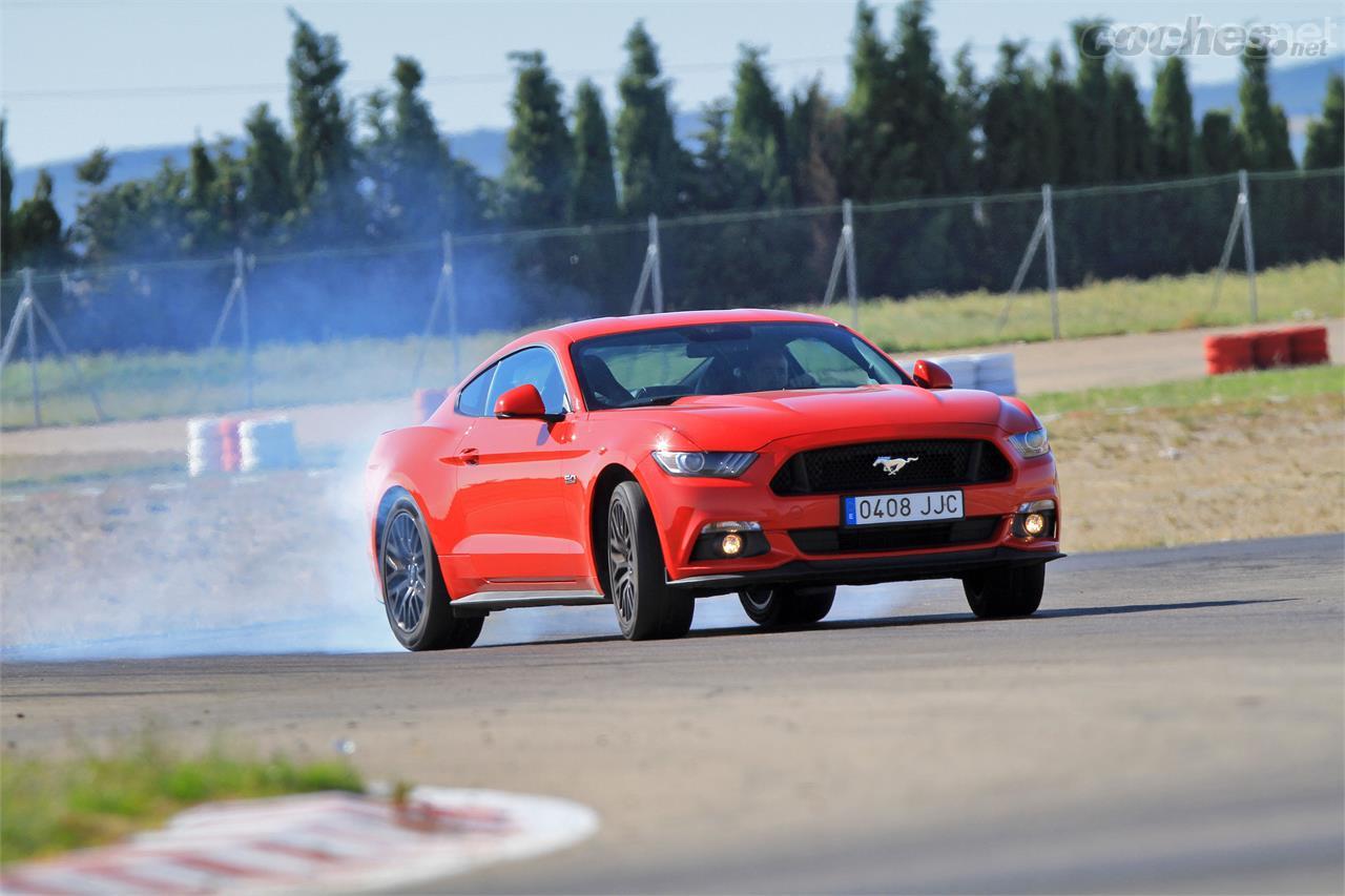 El Mustang deja jugar hasta que considera que la situación se le ha ido de las manos, lo que, dicho sea de paso, no ahorra el trompo si hemos dado gas de manera inclemente.