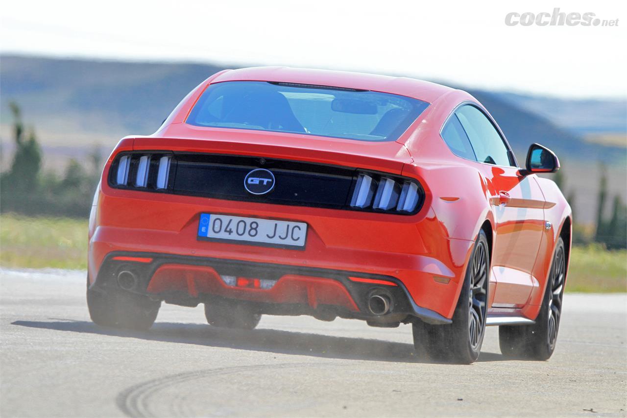 El Mustang es un auténtico regalo. No hay otro coche parecido, con esta potencia y a un precio similar. Bueno, sí, el Nissan 370 Z Nismo pero es un biplaza.