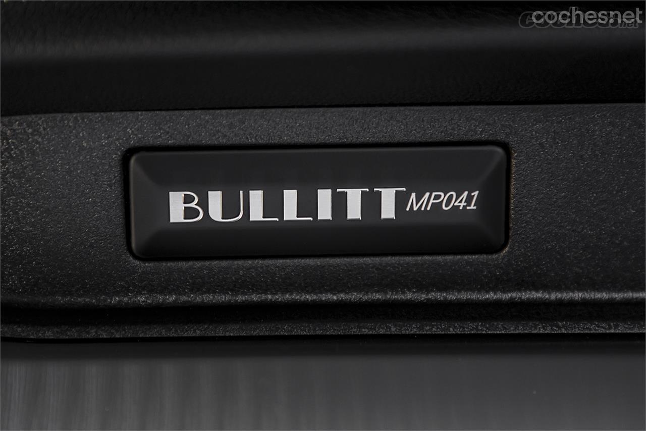 Un emblema de Bullitt con el número de producción se coloca en el salpicadero, en el lado del acompañante. 