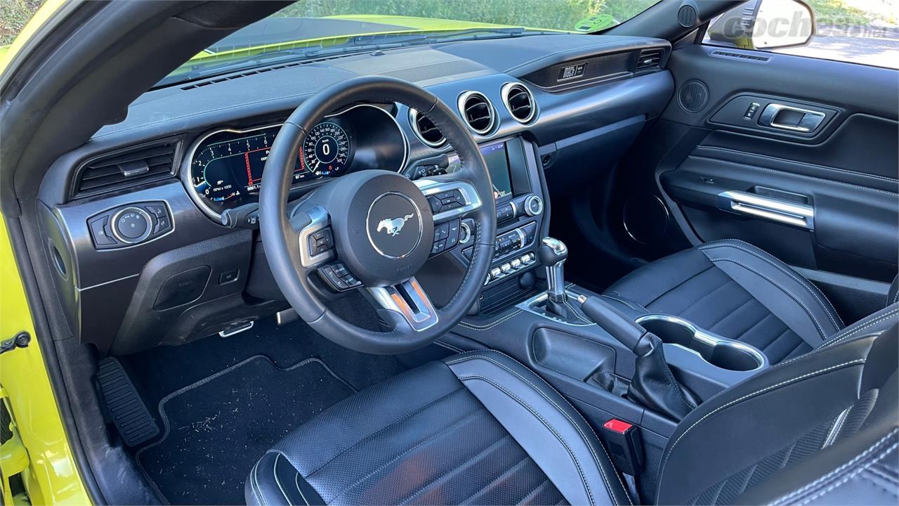 El acabado interior del Mustang no es el que se espera de un deportivo de su precio, aunque hay que tener en cuenta que es americano y la noción de acabados allí es diferente.