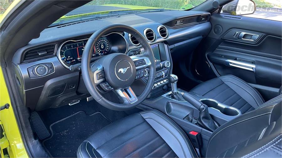 El acabado interior del Mustang no es el que se espera de un deportivo de su precio, aunque hay que tener en cuenta que es americano y la noción de acabados allí es diferente.