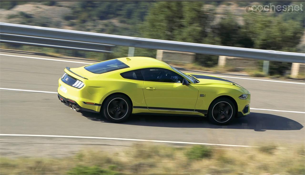 Rápido y exigente en su conducción, el Mustang Mach-1 tiene genes de "muscle car" y lo demuestra en la carretera.