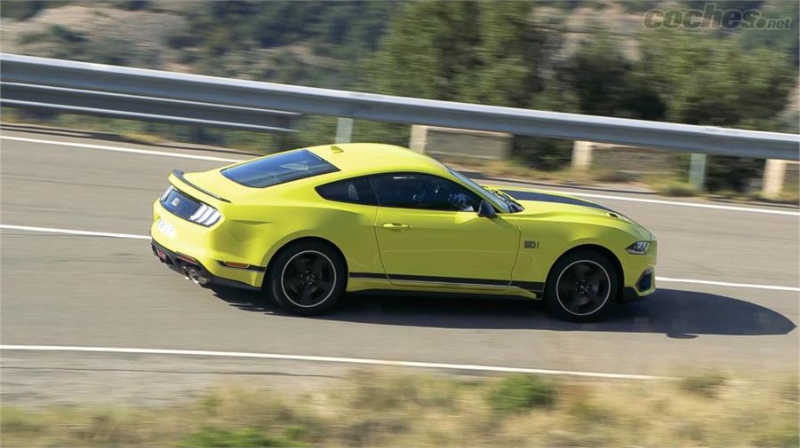 Rápido y exigente en su conducción, el Mustang Mach-1 tiene genes de "muscle car" y lo demuestra en la carretera.