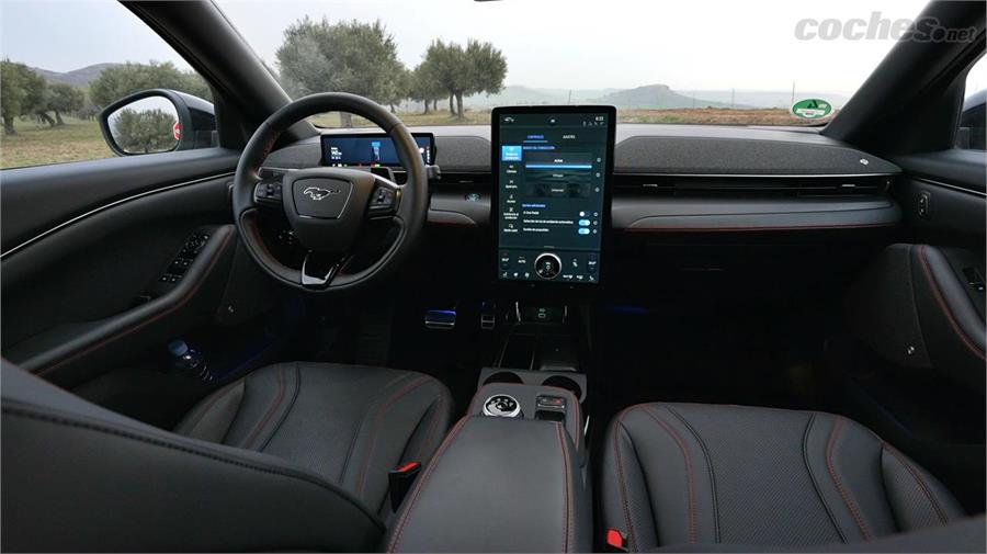 El puesto de conducción está presidido por esta enorme pantalla, al más puro "estilo Tesla".