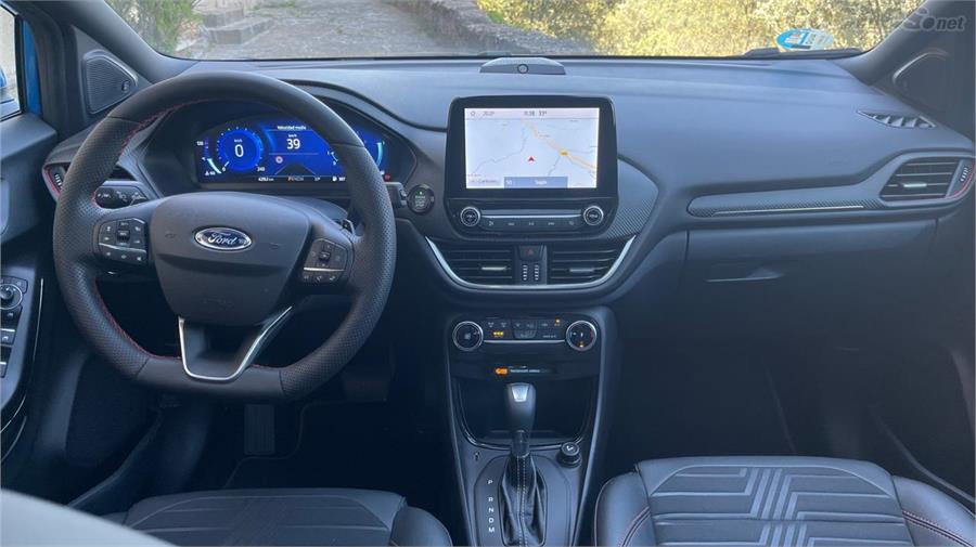 El Ford Puma tiene una disposición de mandos muy tradicional y una pantalla central poco integrada.