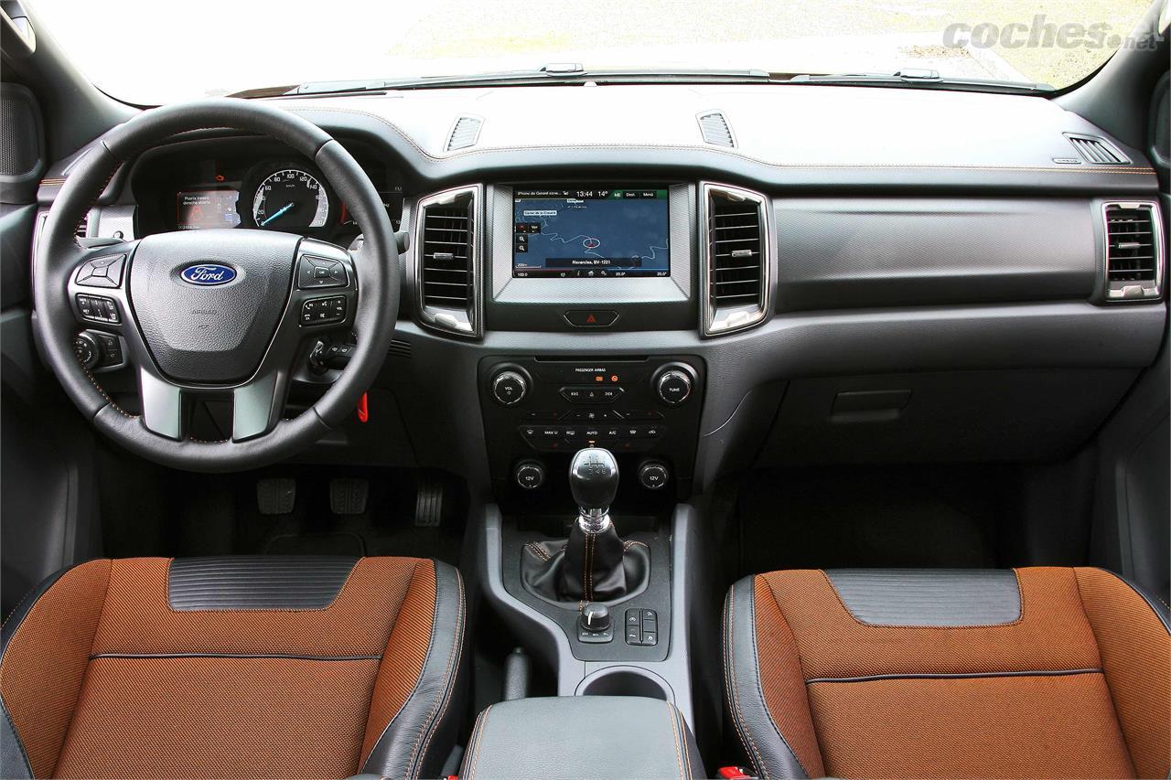 El interior del Ford Ranger es el más moderno del comparativo, y ofrece una gran sensación de calidad percibida. 