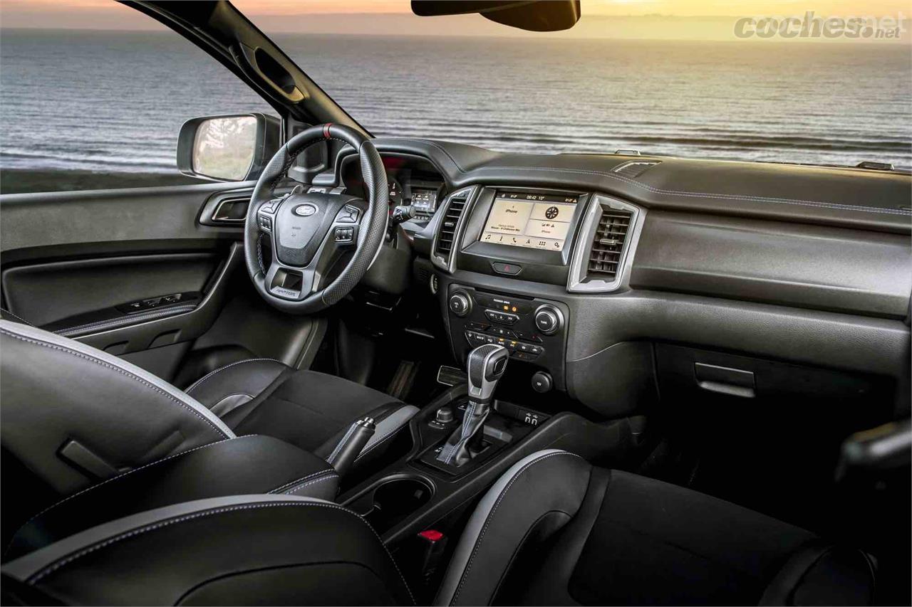 El interior es como el del Ford Ranger XLT, pero con algunos detalles específicos, como los logos Raptor o el marcador en el volante. 