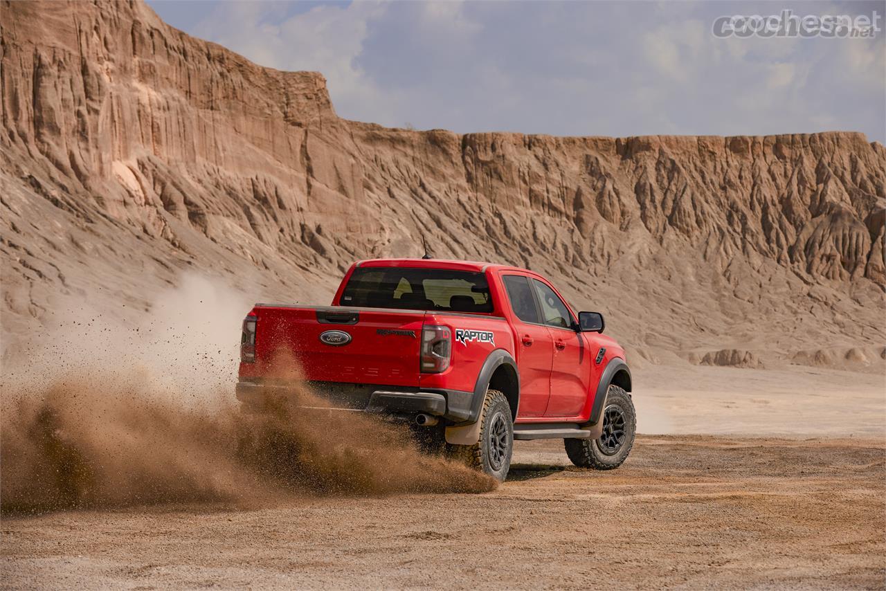 Con 288 CV, suspensión con control electrónico, caja de 10 marchas con reductora y doble bloqueo, este pick-up será una auténtica bomba en pistas.