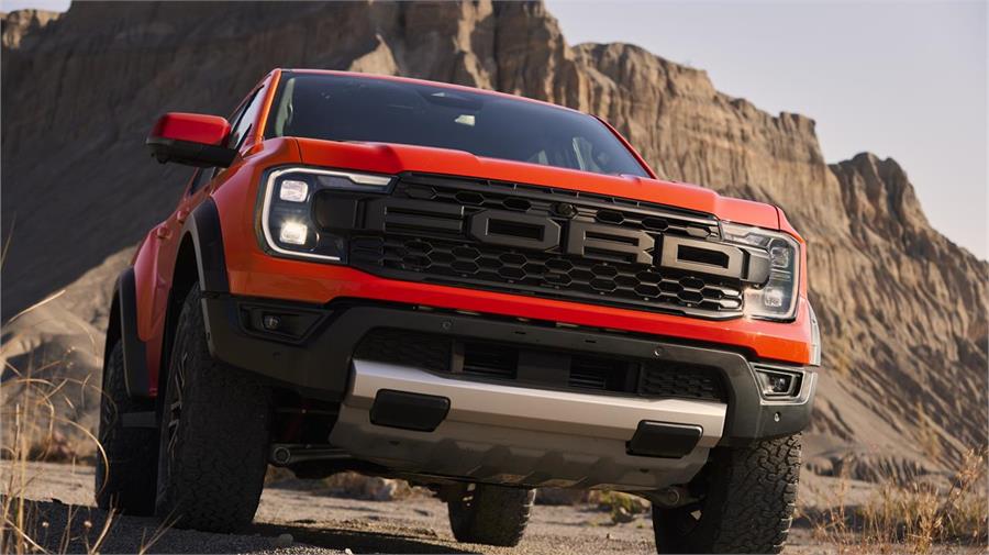 El Ford Ranger Raptor llevará protecciones inferiores más grandes y neumáticos de taco de serie.