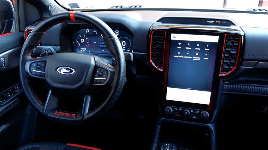 El interior del Ford Ranger Raptor está parcialmente digitalizado. La mayoría de funciones se centran en la pantalla central. 