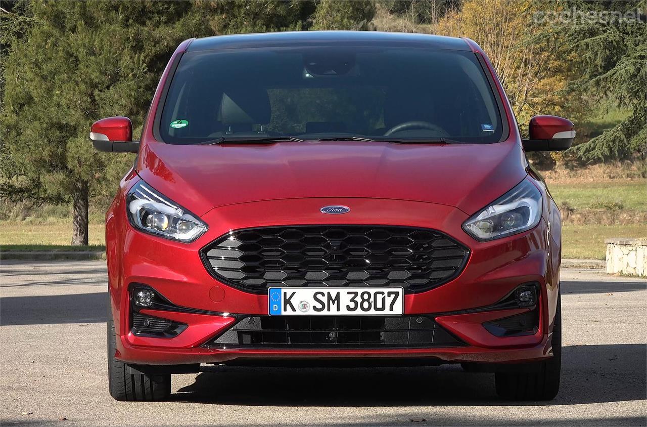 El Ford S-Max 2.5 Duratec FHEV luce la nueva calandra que identifica a los Ford de última generación. 