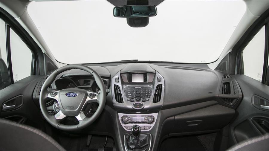 El salpicadero del Ford Tourneo Connect deriva del que montaba la anterior generación del Ford Focus. La consola central con la abundante botonería y la pequeña pantalla lo delata. 