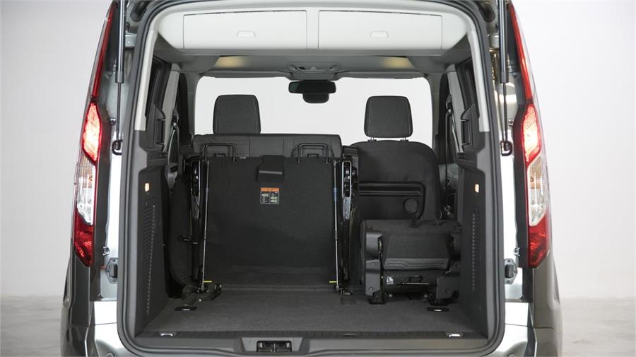 El Ford Tourneo Connect tiene una segunda fila abatible en proporción 60/40 y un maletero en el que podemos montar departamentos en el techo. 