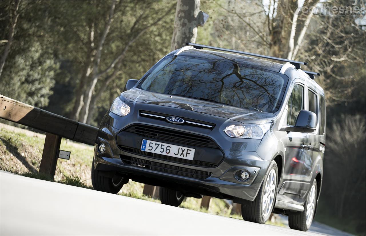 El Ford Tourneo Connect también cuenta con asistente de frenada en ciudad y puede completarse con detector de ángulo muerto, tráfico cruzado, aviso y ayuda al mantenimiento de carril, entre otros. 