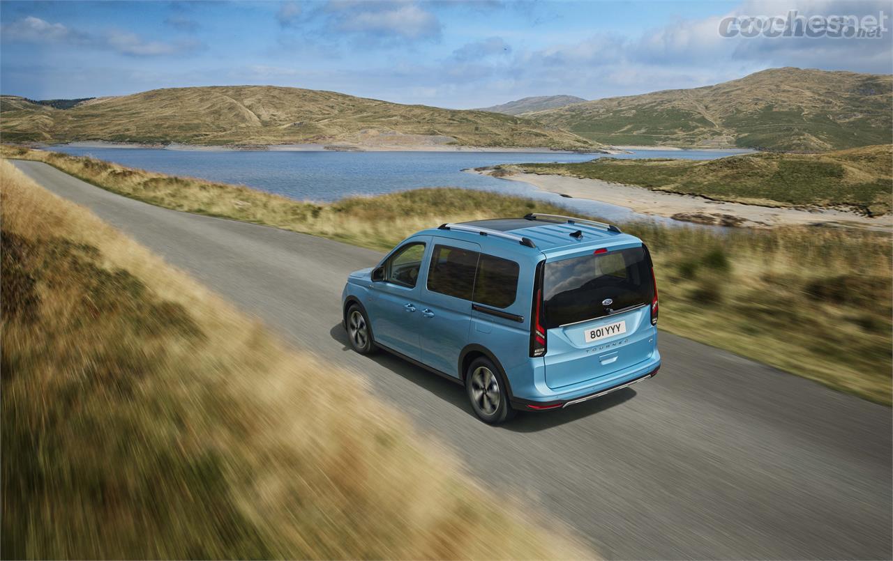 La parte posterior del Ford Tourneo Connect 2021 es la que más se parece a la del Volkswagen Caddy, con pilotos verticales y una luneta de gran tamaño.