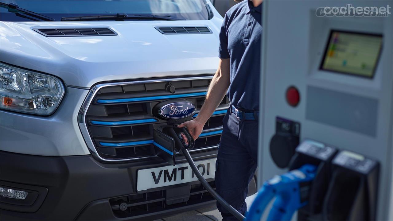 FORD Transit - It can be charged at a plug at 11 kW or at a fast charging point at 115 kW.