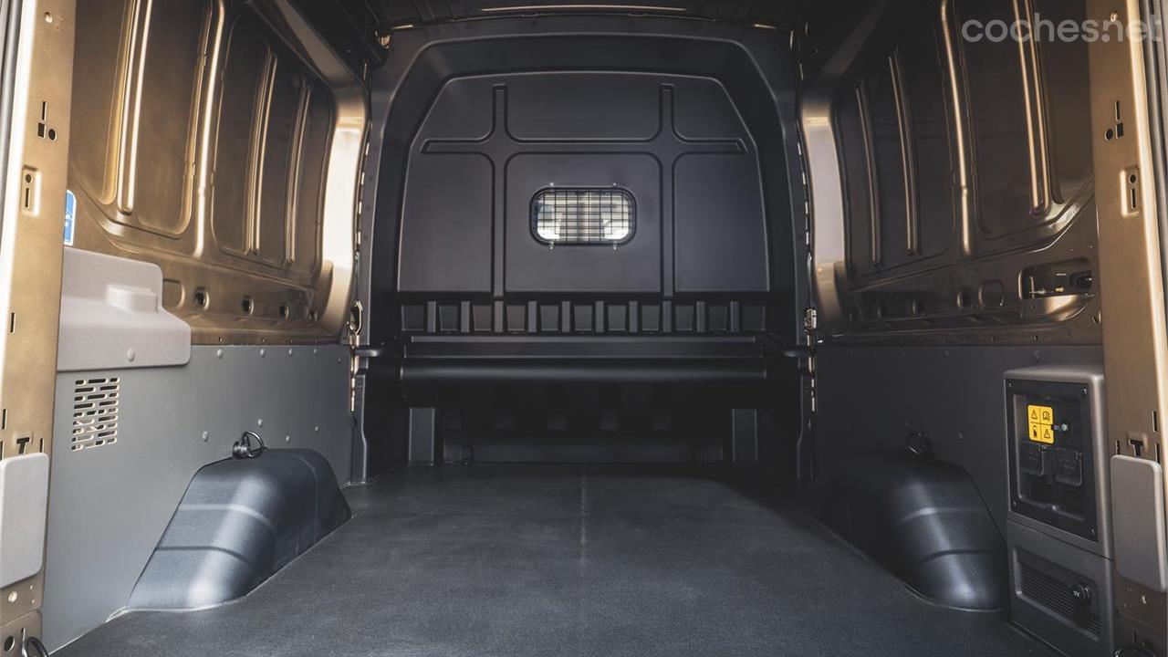 FORD Transit - The battery is located under the floor, so it does not take up cargo space in the box.