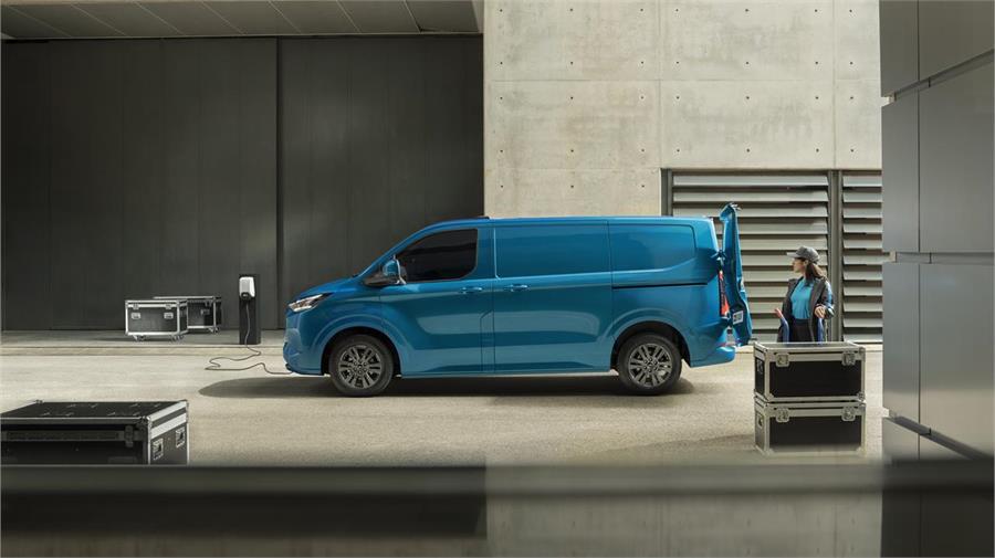 La Ford E-Transit Custom ofrece hasta 380 kms. de autonomía y cuenta con sistema de carga contínua. 