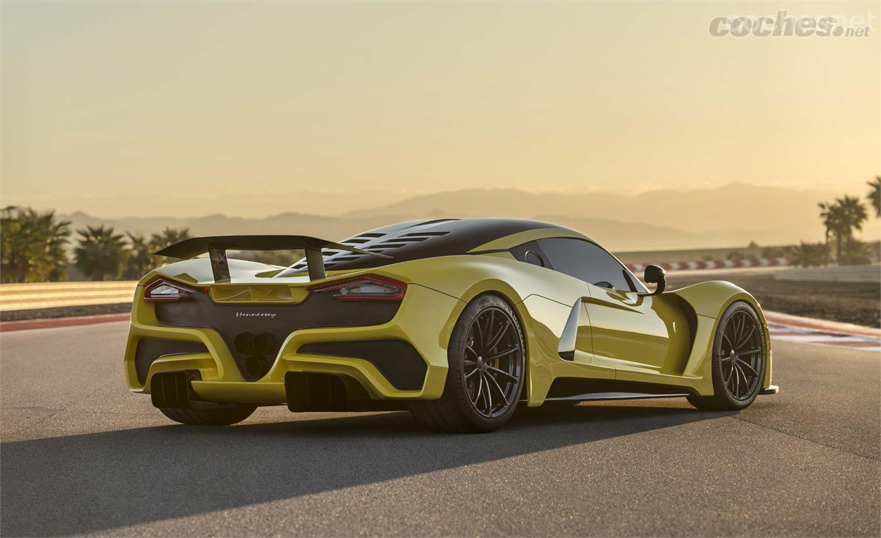 El V8 biturbo del Venom F5 declara 1.600 CV, 100 CV más que el Chiron. Lo más importante es que el Hennessey pesa 657 kilos menos que el Bugatti.