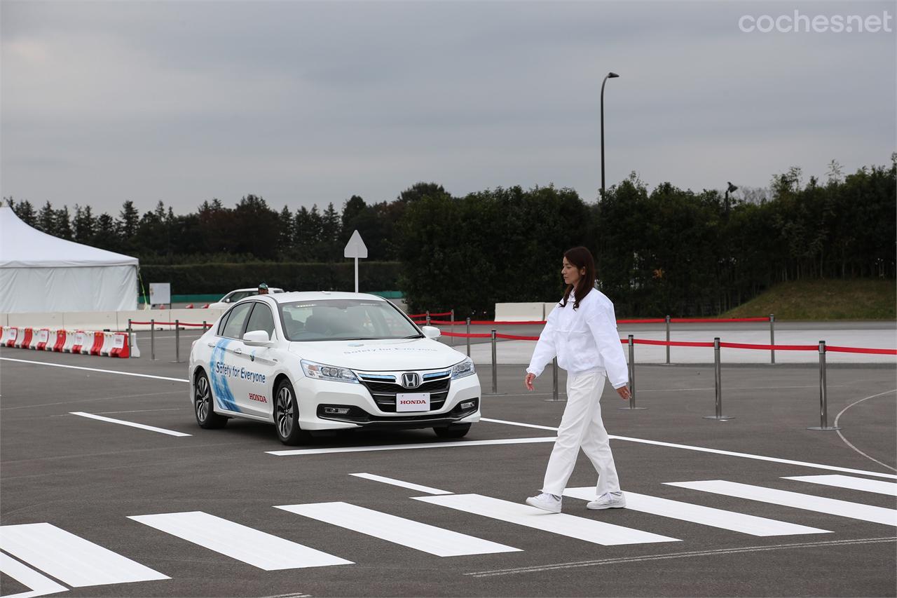 El coche de conducción autónoma se detiene al detectar un peatón que cruza.