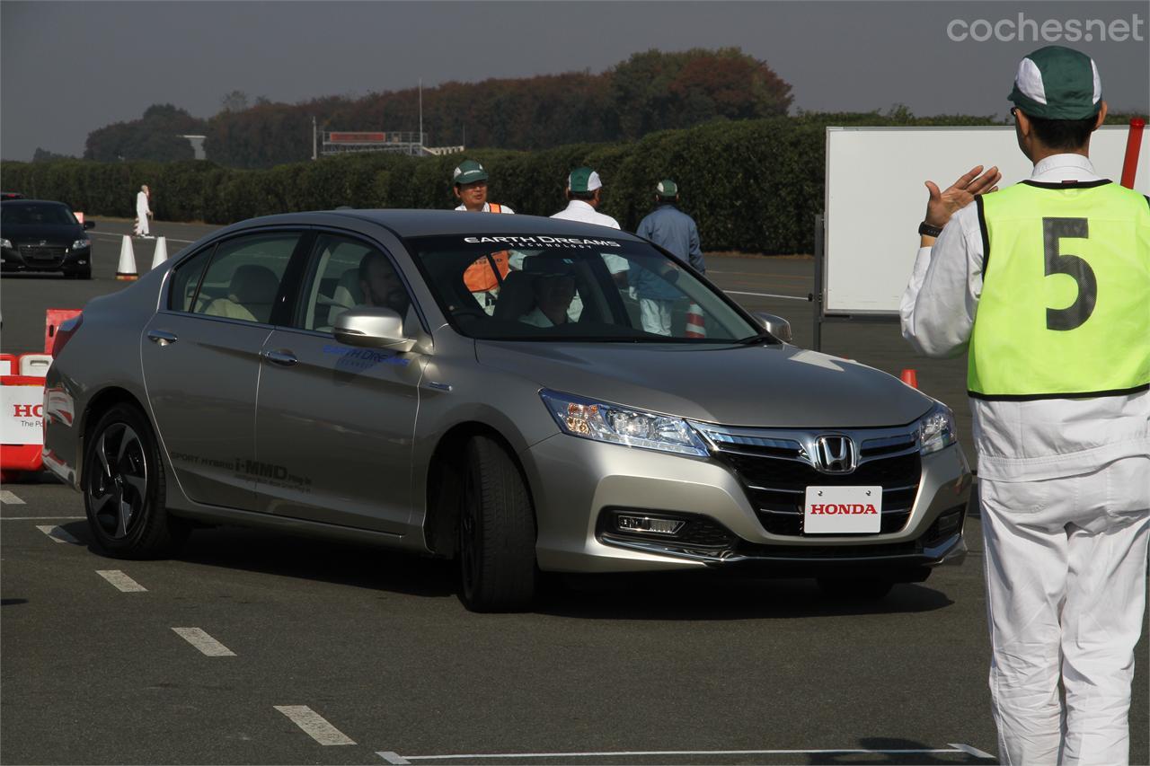 Honda ha equipado el Accord híbrido de la imagen con cámaras y radares para detectar peatones.