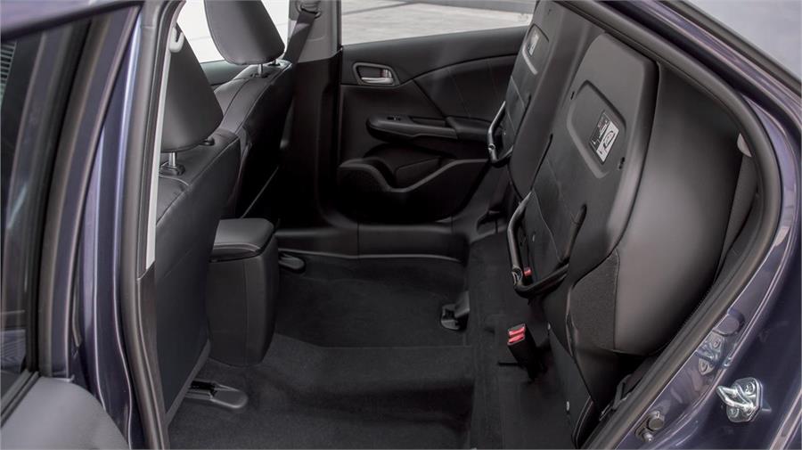 Los asientos traseros conservan el curioso plegado en vertical que sólo los Honda ofrecen.