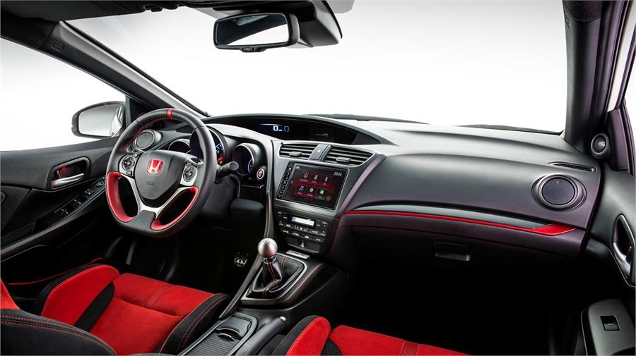 Toques de color rojo, asientos y volante específicos y cambio con pomo en aluminio en el habitáculo.