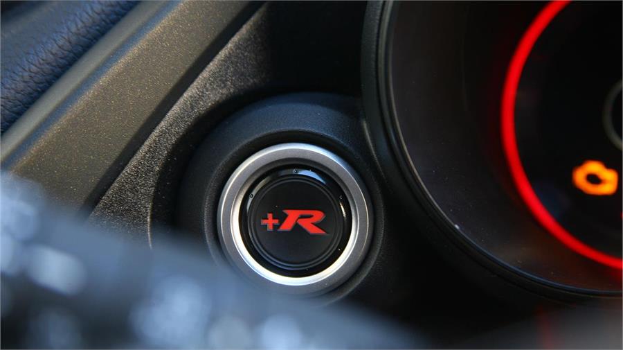 El botón del Modo +R cambia el carácter del coche en conducción deportiva.