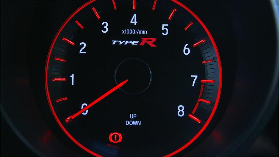 La instrumentación es específica en el Honda Civic Type R. El color cambia a rojo cuando el botón +R está activado. 