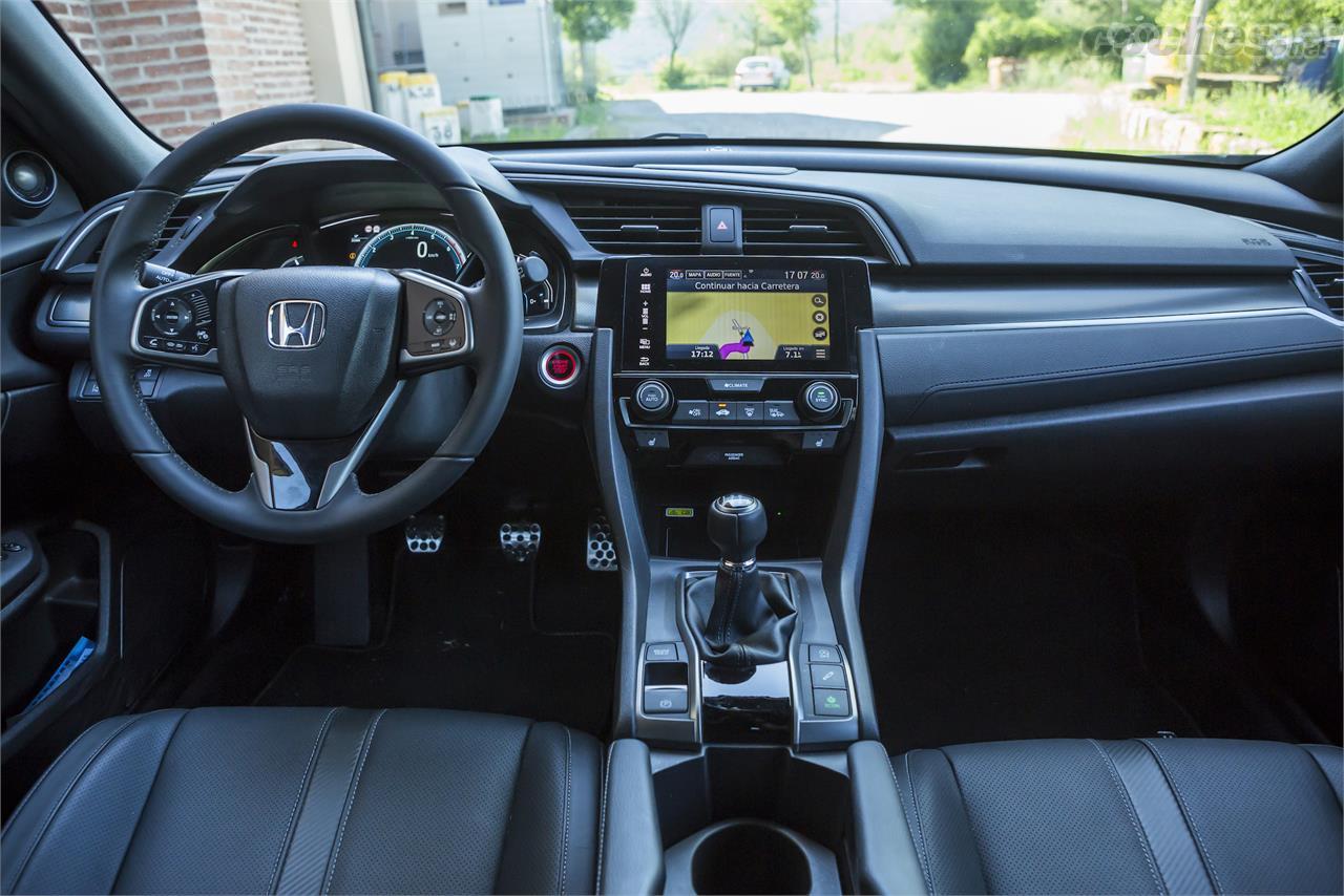 Menos revolucionario que en la generación anterior de este coche, el nuevo Civic tiene un salpicadero de líneas agradables, con la pantalla bien situada y el cambio elevado.