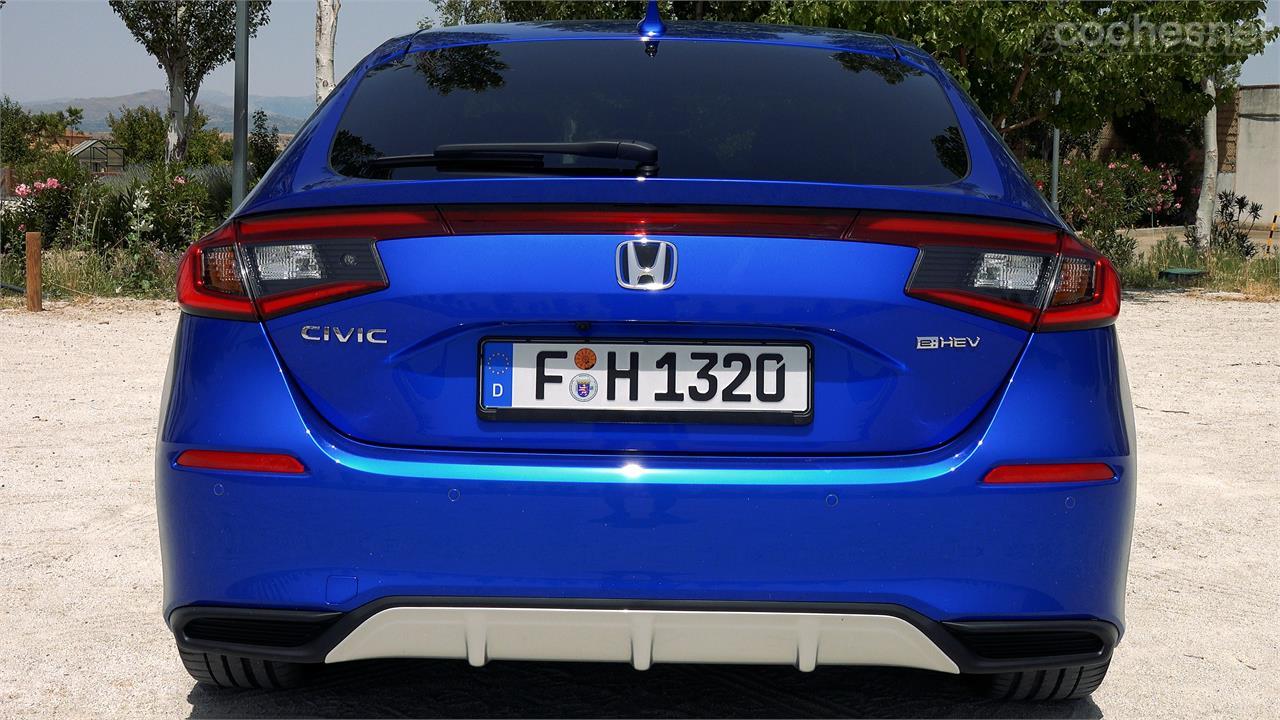 las ópticas traseras del Honda Civic 2022 están unidas por una tira luminosa. 