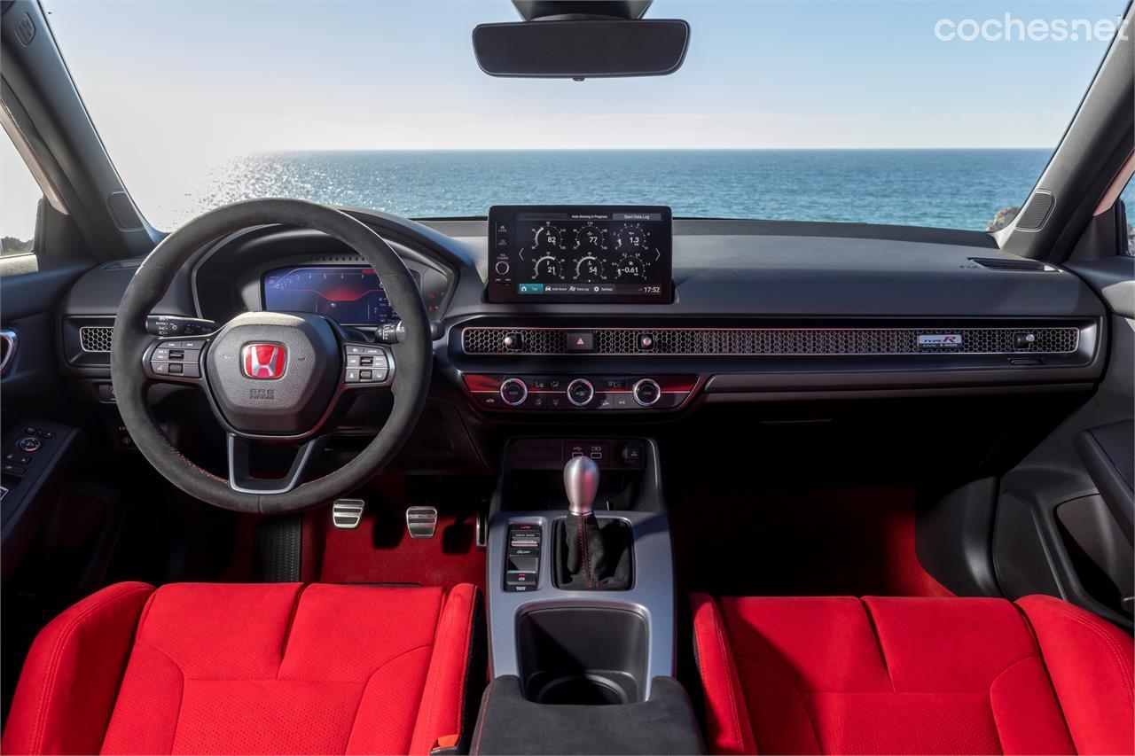 La tapicería de ante en color rojo se mantiene como una de las señas de identidad del Honda Civic Type R.